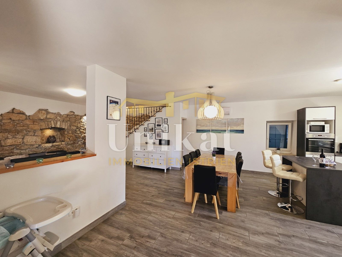 Tenuta con casa in pietra ristrutturata, giardino e piscina